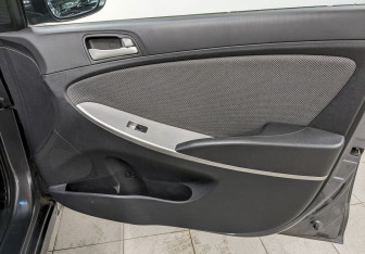 Подержанный автомобиль Hyundai Solaris Hatchback 2012 года (17 фото)