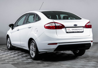 Подержанный автомобиль Ford Fiesta Sedan 2015 года (7 фото)