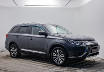 Подержанный автомобиль Mitsubishi Outlander 2021 года (7 фото)