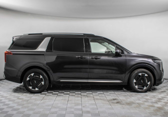 Подержанный автомобиль Kia Carnival 2025 года (4 фото)