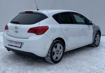 Подержанный автомобиль Opel Astra Hatchback 2011 года (5 фото)