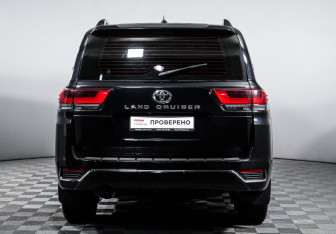 Подержанный автомобиль Toyota Land Cruiser Suv 2021 года (6 фото)