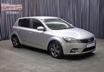 Подержанный автомобиль Kia Ceed Hatchback 2010 года (3 фото)