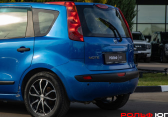 Подержанный автомобиль Nissan Note 2007 года (16 фото)