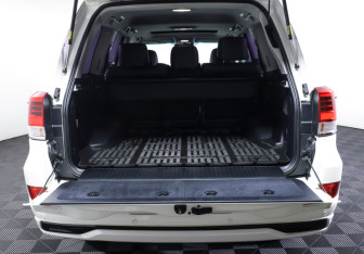 Подержанный автомобиль Toyota Land Cruiser Suv 2015 года (9 фото)