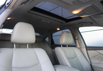 Подержанный автомобиль Infiniti Q70 2015 года (11 фото)