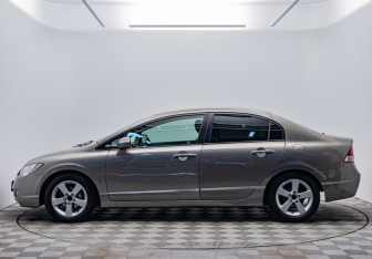Подержанный автомобиль Honda Civic Sedan 2008 года (8 фото)
