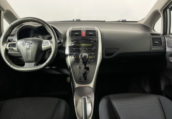 Подержанный автомобиль Toyota Auris Hatchback 2011 года (12 фото)