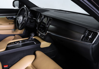 Подержанный автомобиль Volvo V90 Cross Country 2019 года (10 фото)