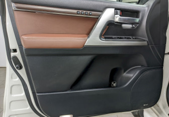 Подержанный автомобиль Toyota Land Cruiser Suv 2016 года (11 фото)