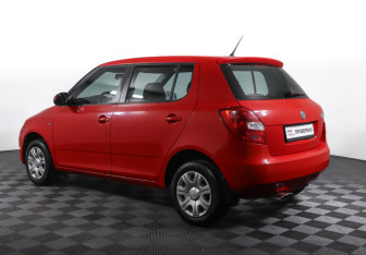 Подержанный автомобиль Skoda Fabia Hatchback 2011 года (7 фото)