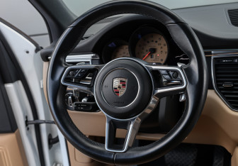 Подержанный автомобиль Porsche Macan 2018 года (15 фото)