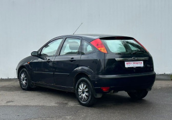 Подержанный автомобиль Ford Focus Sedan 2004 года (7 фото)