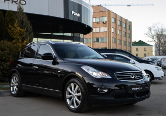 Подержанный автомобиль Infiniti QX50 2015 года (2 фото)