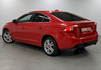 Подержанный автомобиль Volvo S60 2012 года (7 фото)