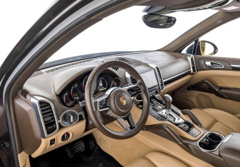 Подержанный автомобиль Porsche Cayenne 2017 года (16 фото)