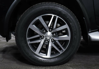 Подержанный автомобиль Toyota Fortuner 2017 года (10 фото)