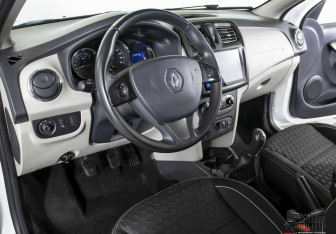 Подержанный автомобиль Renault Logan Sedan 2017 года (9 фото)