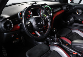 Подержанный автомобиль MINI Hatch 2016 года (15 фото)