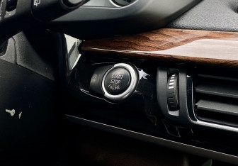 Подержанный автомобиль BMW X5 2017 года (17 фото)