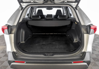 Подержанный автомобиль Toyota RAV4 2021 года (10 фото)