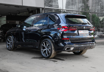 Подержанный автомобиль BMW X5 2025 года (6 фото)