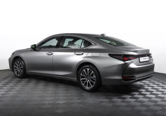 Подержанный автомобиль Lexus ES 2025 года (7 фото)