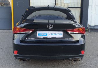 Подержанный автомобиль Lexus IS Sedan 2018 года (6 фото)
