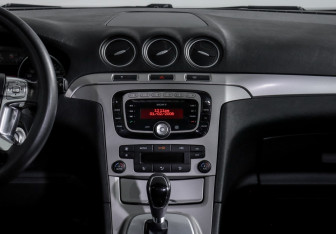 Подержанный автомобиль Ford S-MAX 2011 года (13 фото)