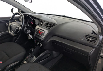 Подержанный автомобиль Kia Rio Sedan 2017 года (19 фото)