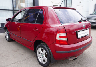 Подержанный автомобиль Skoda Fabia Hatchback 2005 года (7 фото)