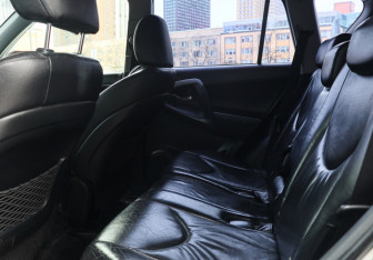 Подержанный автомобиль Toyota RAV4 2011 года (9 фото)