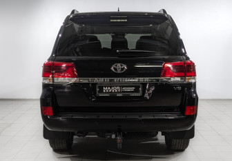 Подержанный автомобиль Toyota Land Cruiser Suv 2018 года (6 фото)
