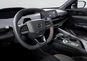 Подержанный автомобиль Changan UNI-V 2023 года (14 фото)