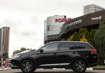 Подержанный автомобиль Mitsubishi Outlander 2019 года (6 фото)