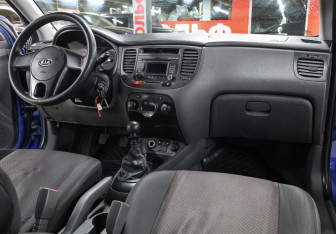 Подержанный автомобиль Kia Rio Sedan 2010 года (11 фото)