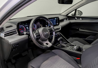 Подержанный автомобиль Kia K5 2021 года (16 фото)