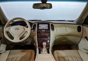 Подержанный автомобиль Infiniti QX50 2015 года (14 фото)