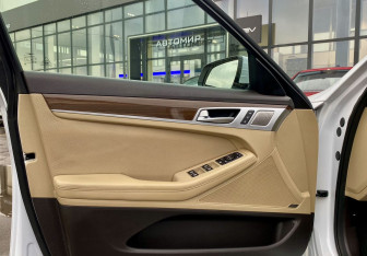 Подержанный автомобиль Genesis G80 2017 года (21 фото)