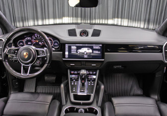 Подержанный автомобиль Porsche Cayenne 2019 года (14 фото)