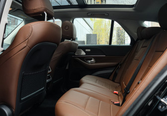 Подержанный автомобиль Mercedes-Benz GLE 2025 года (16 фото)