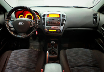 Подержанный автомобиль Kia Ceed Wagon 2008 года (11 фото)