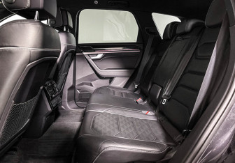 Подержанный автомобиль Volkswagen Touareg 2019 года (10 фото)