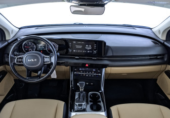 Подержанный автомобиль Kia Carnival 2022 года (14 фото)