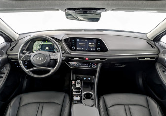 Подержанный автомобиль Hyundai Sonata 2023 года (14 фото)