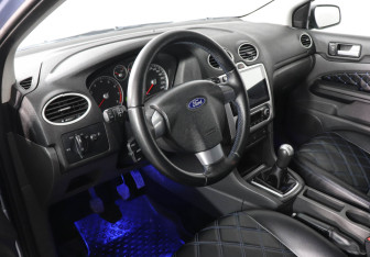 Подержанный автомобиль Ford Focus Sedan 2006 года (9 фото)