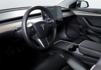 Подержанный автомобиль Tesla Model 3 2021 года (14 фото)