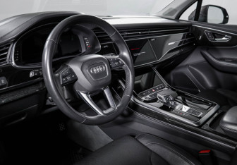 Подержанный автомобиль Audi Q7 2021 года (14 фото)