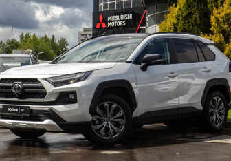 Подержанный автомобиль Toyota RAV4 2024 года (21 фото)