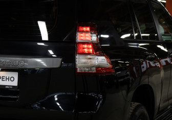 Подержанный автомобиль Toyota Land Cruiser Prado 2017 года (22 фото)